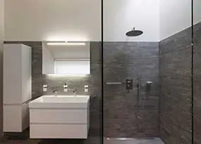 Badezimmer mit LEDs beleuchtet