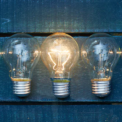 Drei Gl&uuml;hbirnen eine davon Leuchtet